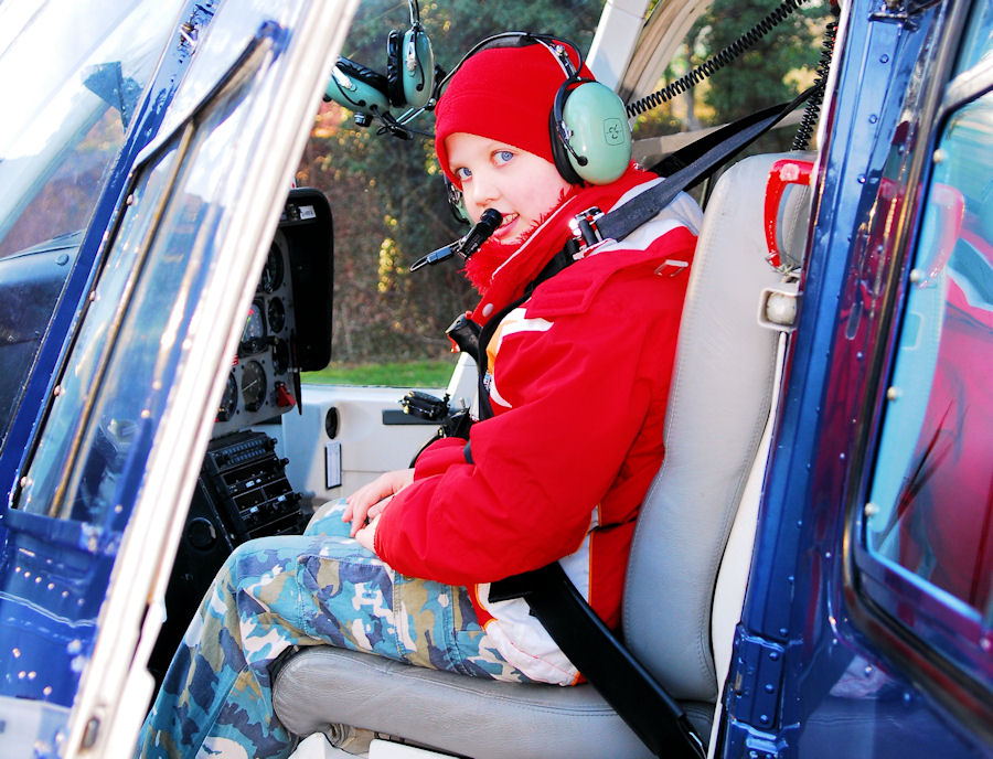 Kind bei einem Helikopter-Erlebnis