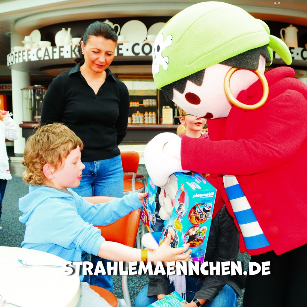 Kind erhält ein Geschenk bei einem Herzenswunsch-Moment