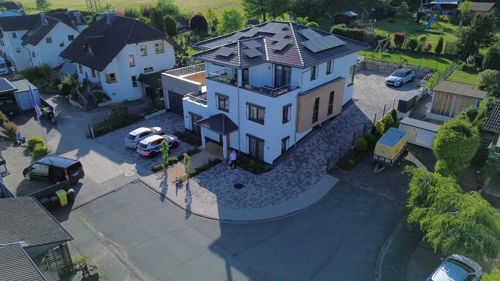 Haus Konrad – das Pilotprojekt des Palliativcampus aus der Vogelperspektive in einem ruhigen Wohngebiet