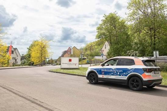 Einsatzfahrzeug des Kinderpalliativteams auf dem Weg zu Familien