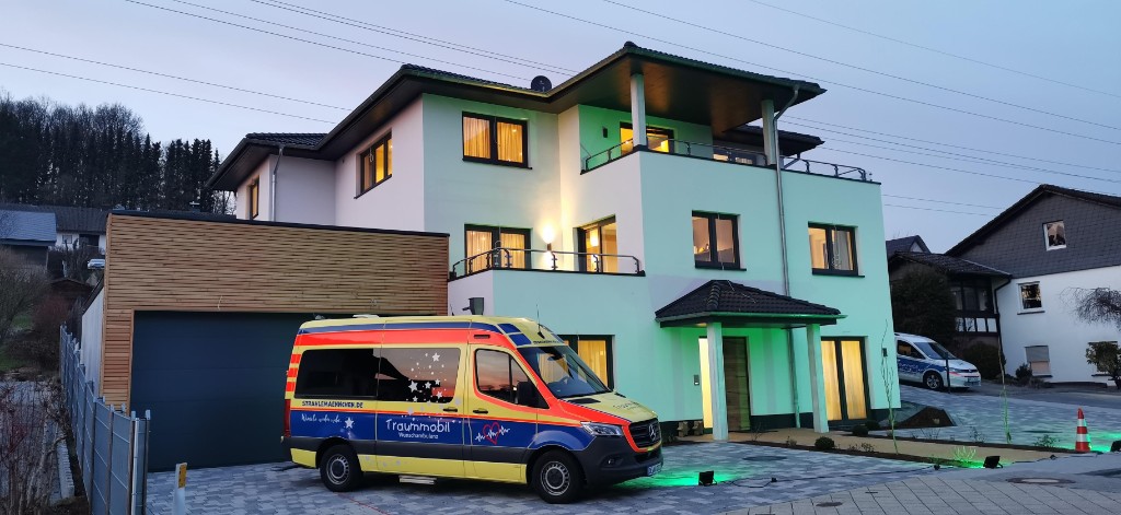 Traummobil am Abend vor einer unserer Einrichtungen
