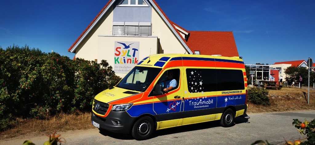 Traummobil vor der Sylt-Klinik der Deutschen Kinderkrebsstiftung
