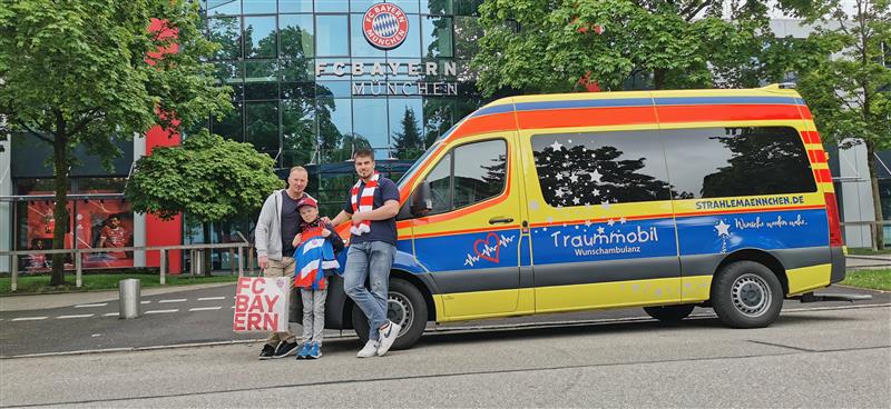 Familie mit dem Traummobil vor dem Stadion des FC Bayern München